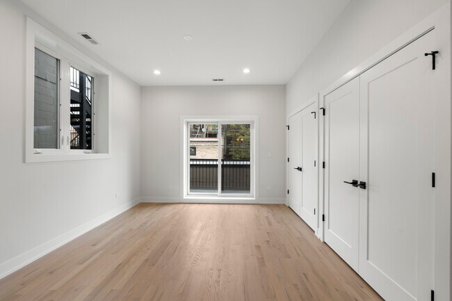 Building Photo - 428 E 50th Pl
