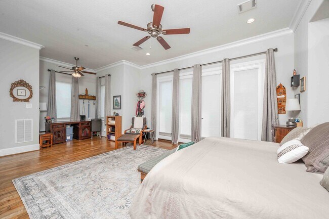 Building Photo - Luxury End Unit Rental with Elevator, Downtown Views, and Sky Deck ($150 off the second month!)