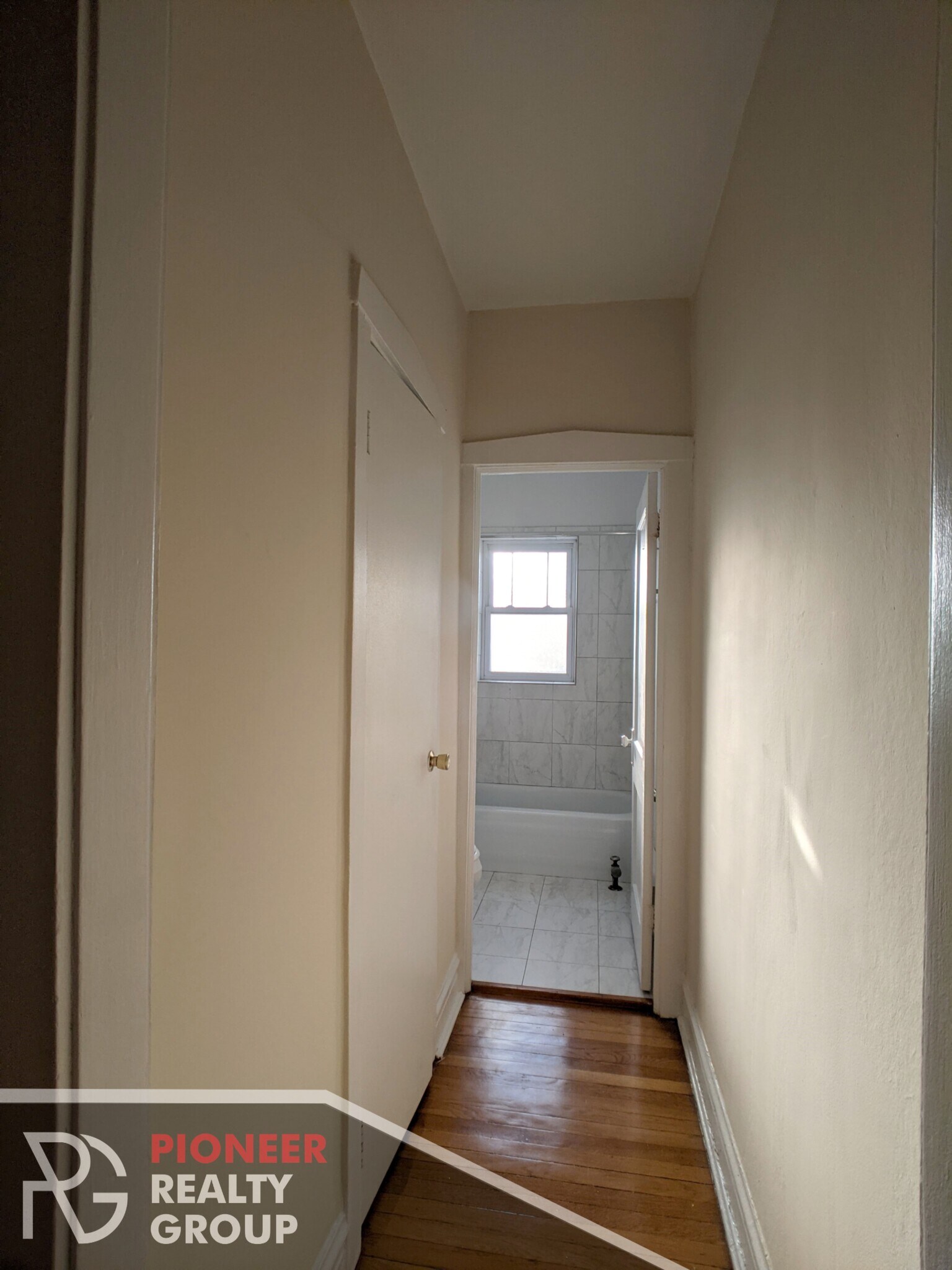 Building Photo - 953 W Cornelia Ave