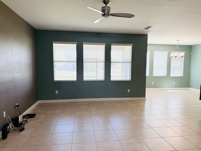 Building Photo - 4 Bed 2.5 Bath Single Family in Storey Lake