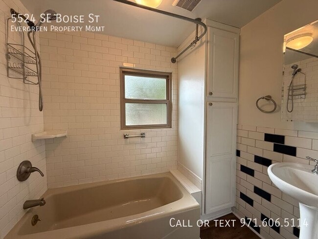 Building Photo - 5524 SE Boise St