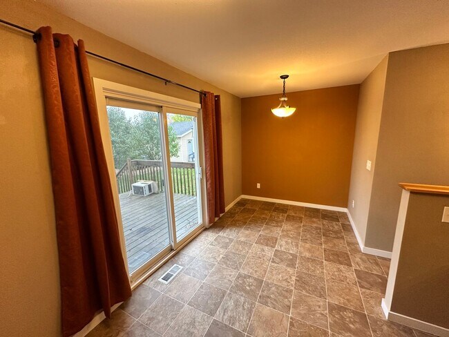 Building Photo - Cute 3 bed 2 bath House Available Now!
