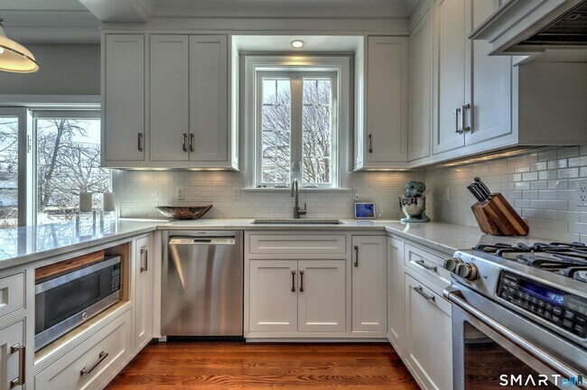 Building Photo - 30 Narrow St