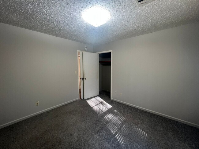 Building Photo - 3 bedroom 1 bathroom home in Colonial Hills