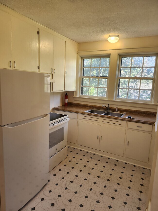 Building Photo - 1032 Felder Ave
