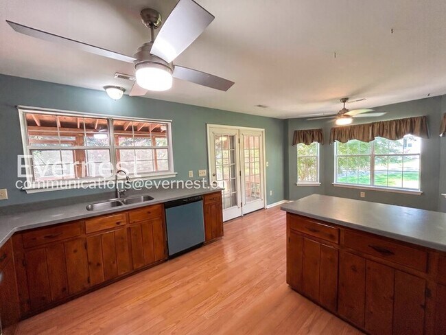 Building Photo - 3 Bed/1.5 Bath Home with Fenced Yard / Available Now!