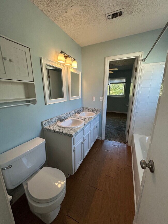 Building Photo - 2BR/1.5BA Townhouse Apartment Conveniently Located!
