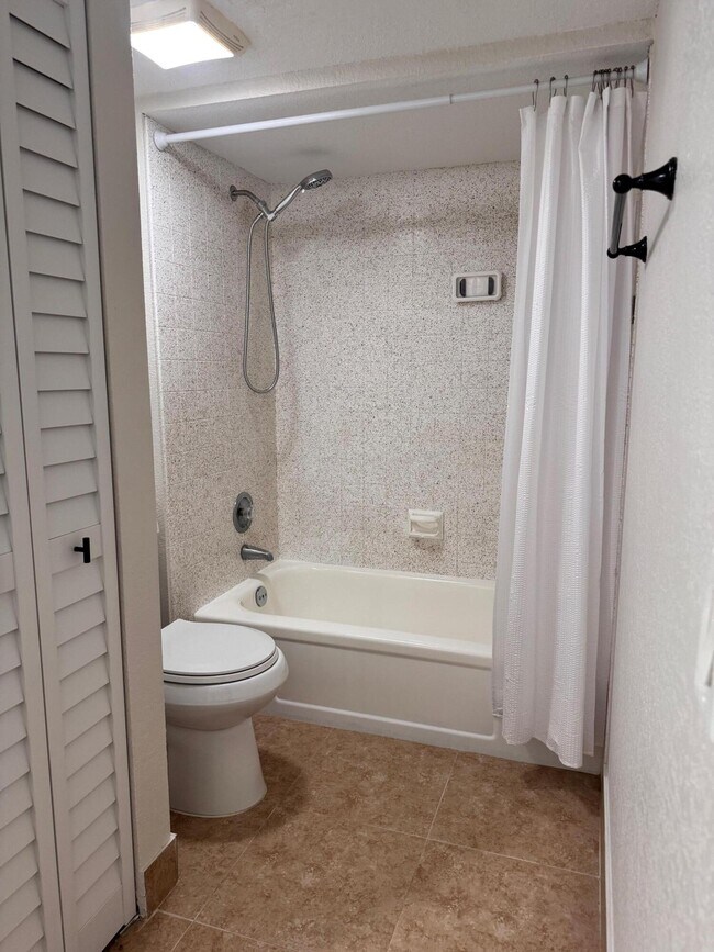 Building Photo - 904 9th Ct