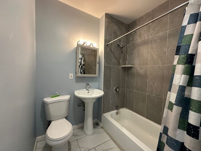 Building Photo - 66 Louis St