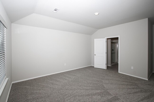 Building Photo - 606 Comanche Dr