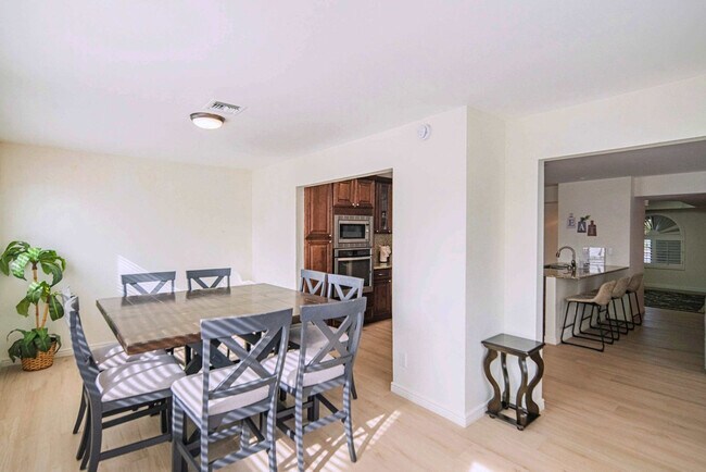 Building Photo - 6411 E Thunderbird Rd