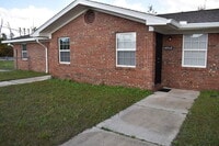 Building Photo - Cozy & Convenient 1-Bed Unit | Centrally Located Near Bases & Parks