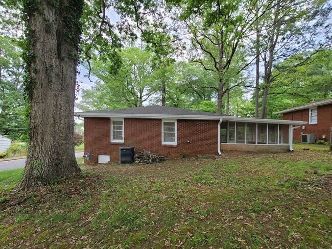 Building Photo - Cutest Bungalow in the Heart of Hapeville 3 bed/2 bath