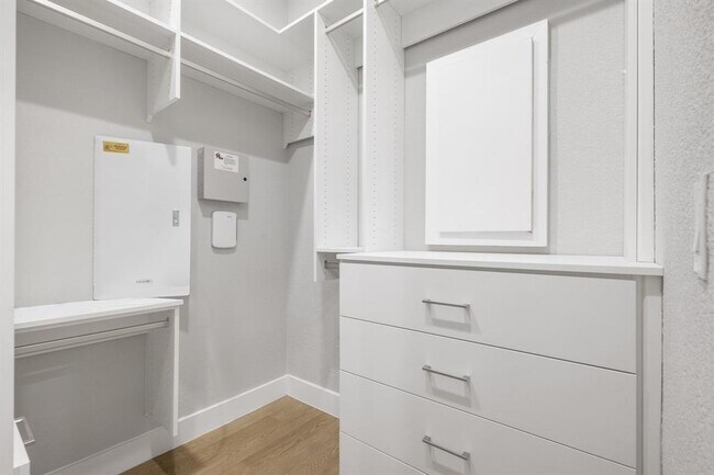 Building Photo - 4323 Spicewood Springs Rd