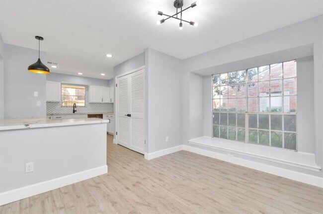 Building Photo - 9404 Beechnut St