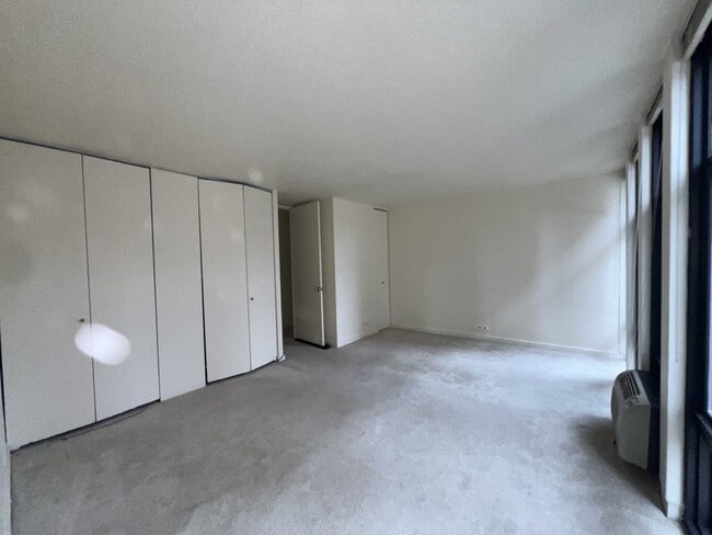 Building Photo - 6700 S South Shore Dr