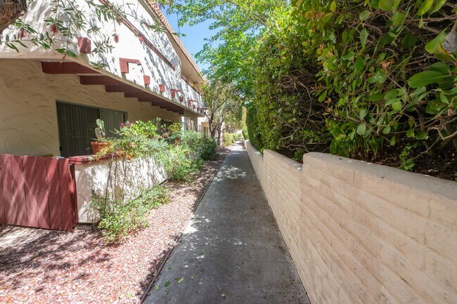 Building Photo - Spacious 1BR/1BA condo with patio and parking! Lake Murray Area $2195/month