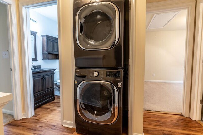 Building Photo - 2455 N Berkshire Rd