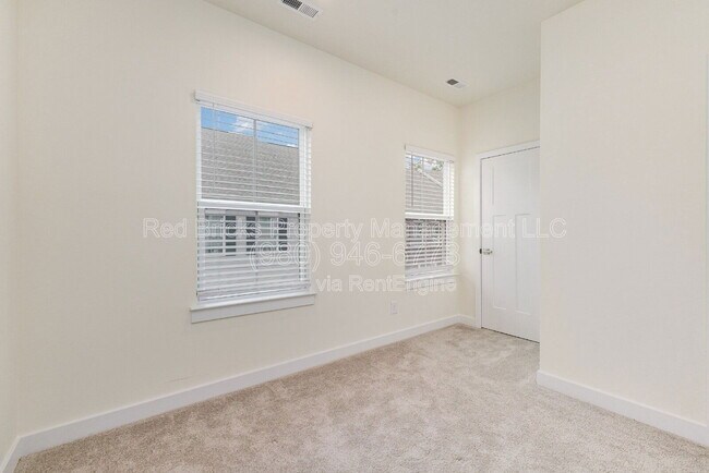 Building Photo - 6122 Cleburne Ct