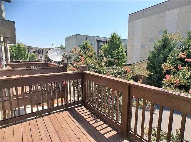 Building Photo - Room in 3 Bedroom Townhome at Seigle Point Dr