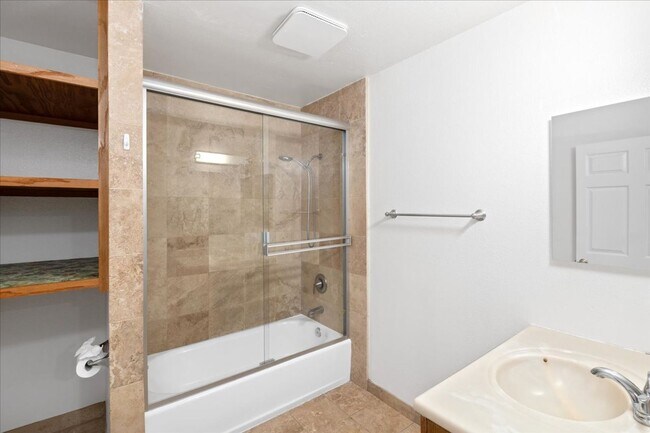Building Photo - 2BR Bonsall Condo | Garage, Parking & Utilities Included