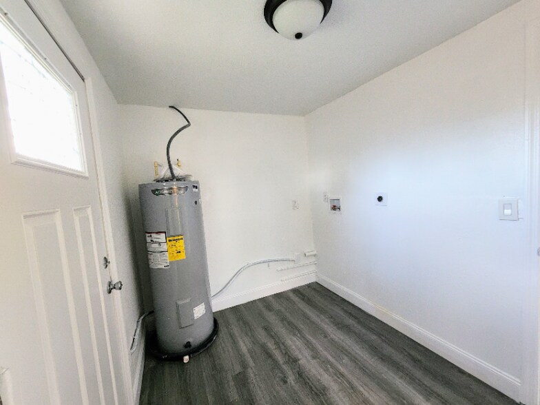 Building Photo - 5311 5th St Ct E