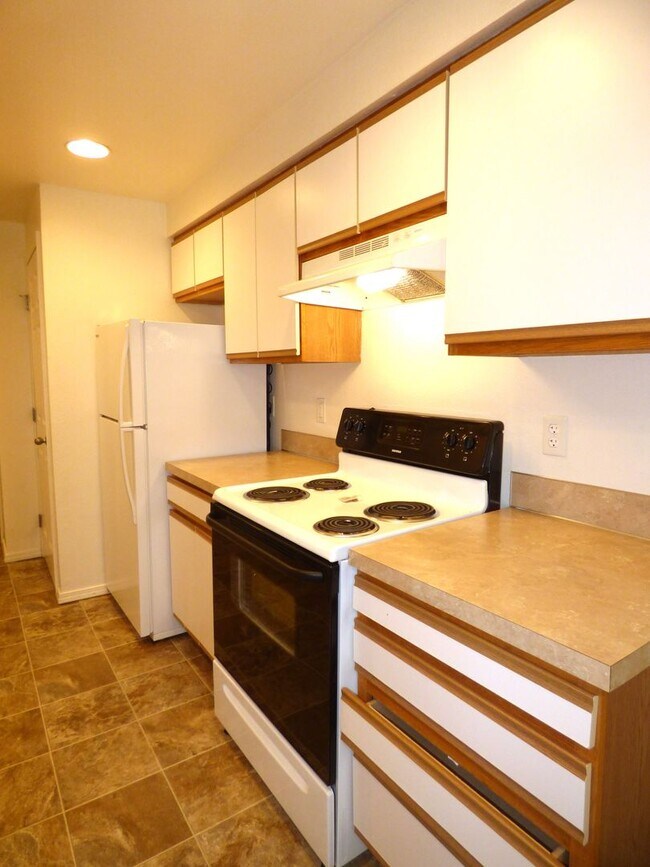 Building Photo - Rent Special: FREE June's Rent - 2 Bedroom 1 Bath Unit NE Salem!