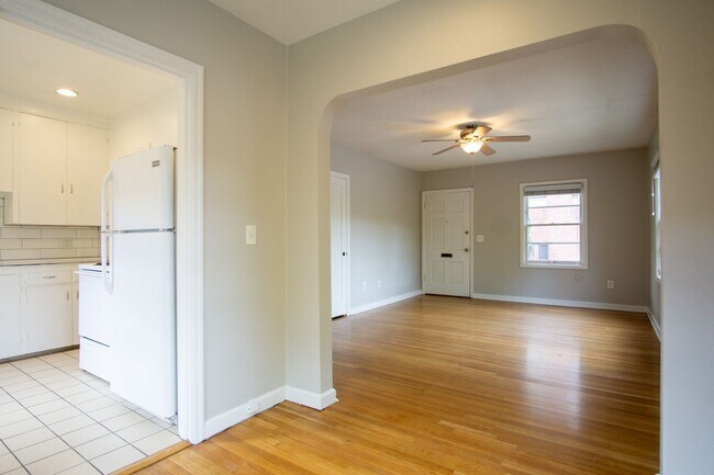 Building Photo - Charming NW 1-Bed Ready Late May!