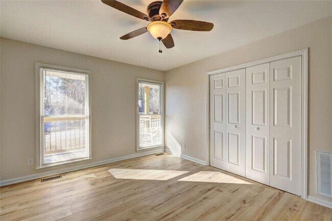 Building Photo - 95 Pine Grove Cir