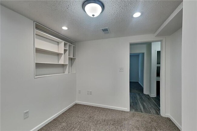 Building Photo - 32 Camden Woods Pl