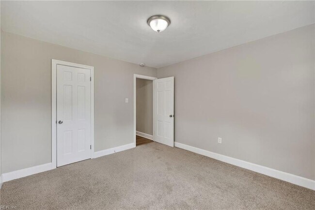 Building Photo - 31 Greenbrier Rd