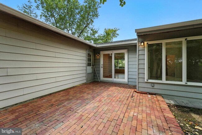 Building Photo - 5011 Roslyn Rd