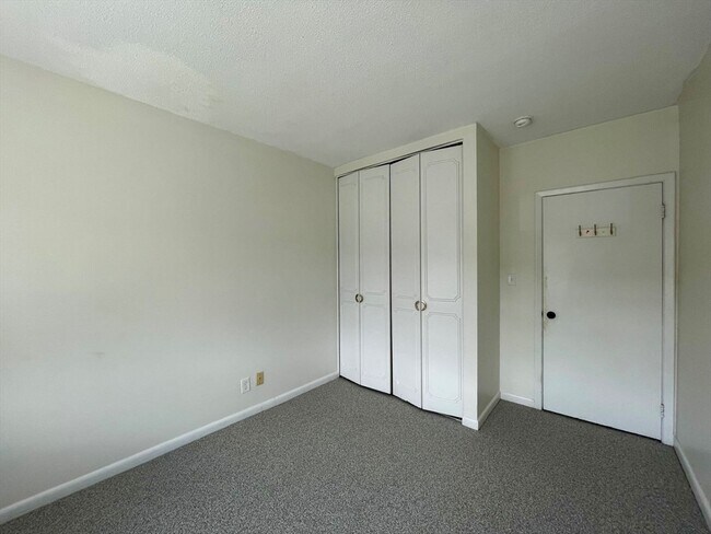 Building Photo - 10 Lake Shore Ct