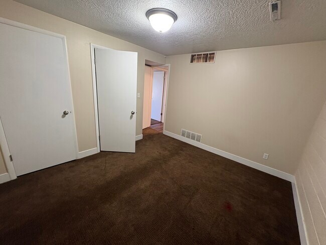 Building Photo - Parkway Villa