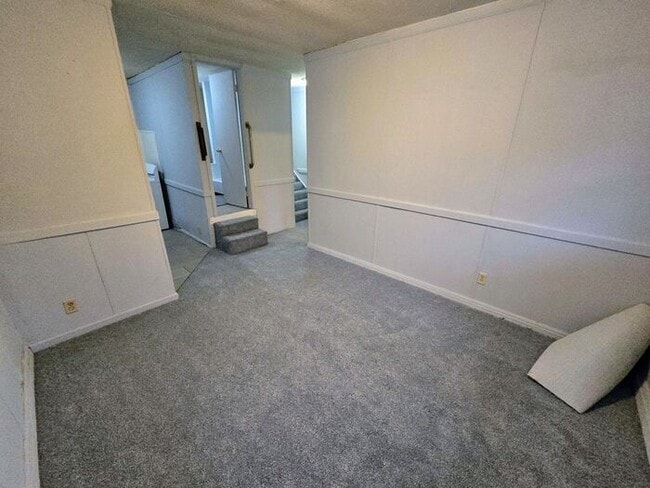 Building Photo - Affordable unit conveniently located!