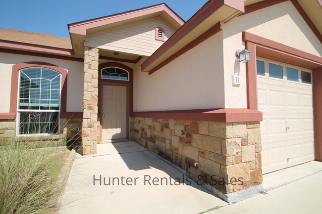 Building Photo - Spacious Two-Bedroom!