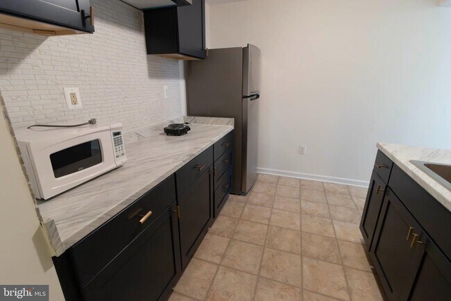 Building Photo - 4 Fieldstone Ct