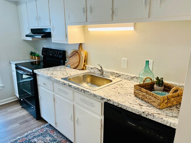 Building Photo - 2 Bainbridge Ave