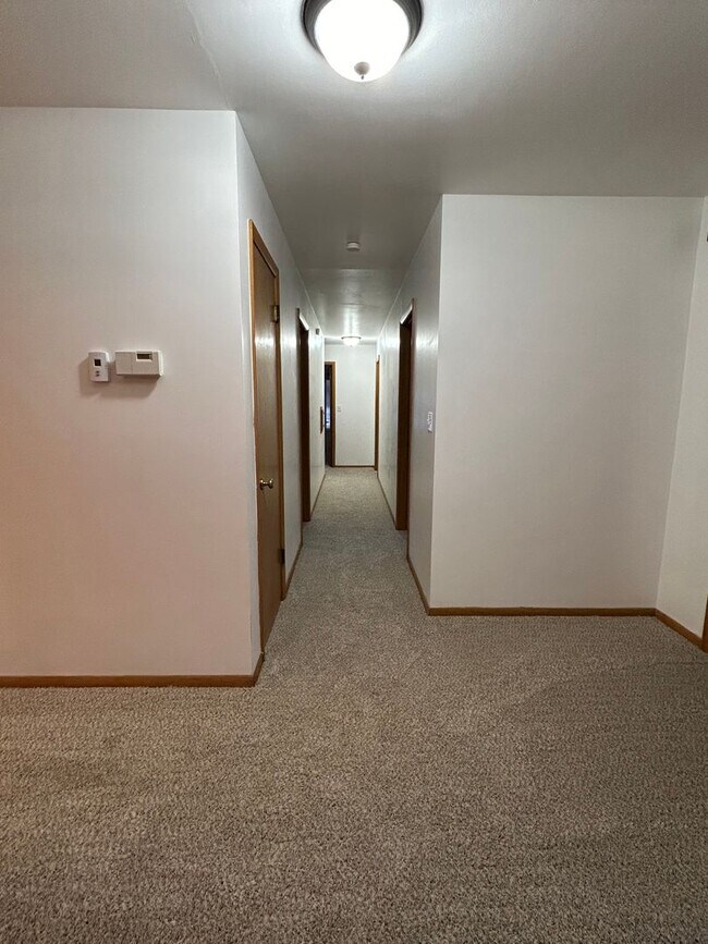 Building Photo - Charming 4-Bedroom Rambler for Rent – $2,000/month