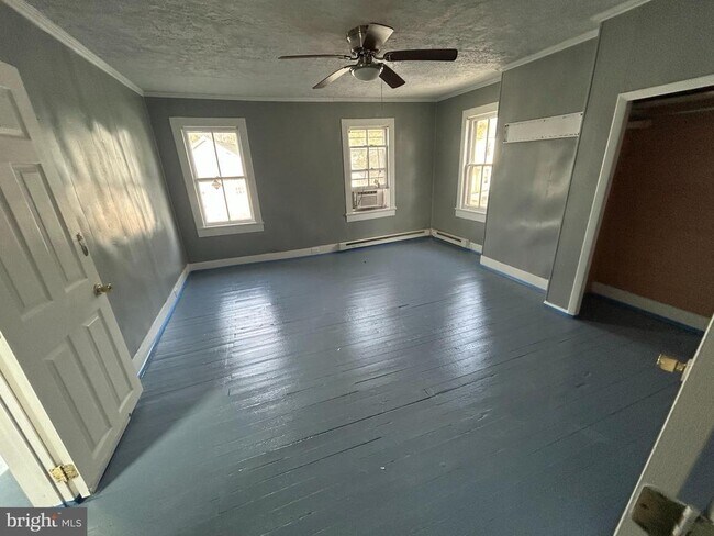 Building Photo - 234 W 7th St