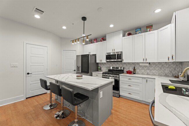Building Photo - 3634 Dreyfus St