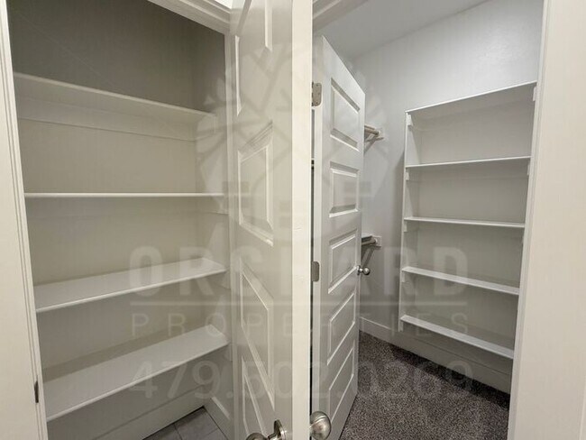 Building Photo - Single-Family Home- 2 Bed/ 2 Bath w/ Hobby...