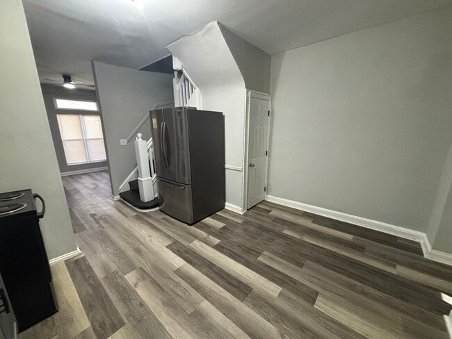 Building Photo - 2 bedroom PLUS den with Fireplace