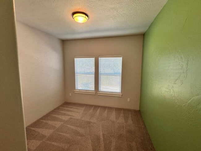 Building Photo - SINGLE LEVEL 3 BEDROOM/ UPGRADES W/ EASY M...