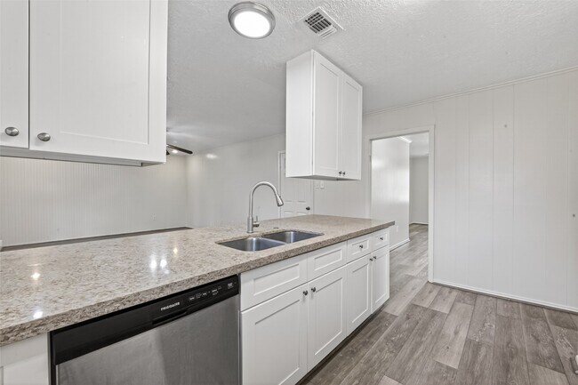 Building Photo - 9667 Meadowvale Dr