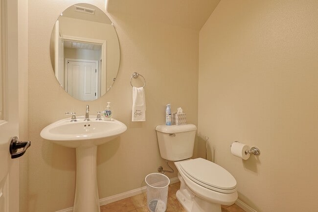 Building Photo - Fully Furnished 2-Bed, 2.5-Bath Home with ...