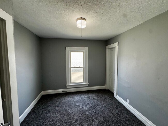 Building Photo - 410 9th St