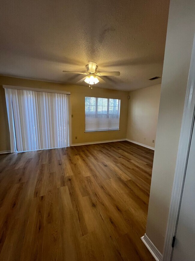 Building Photo - 695 Lloyd St