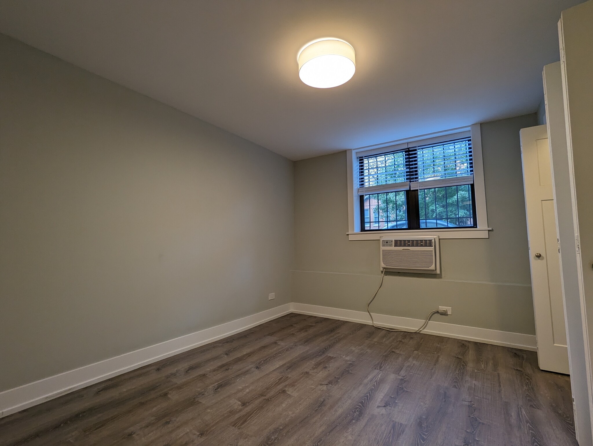 Building Photo - 456 W Barry Ave