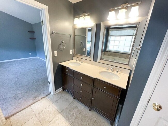Building Photo - 11865 Carriage Park Ln